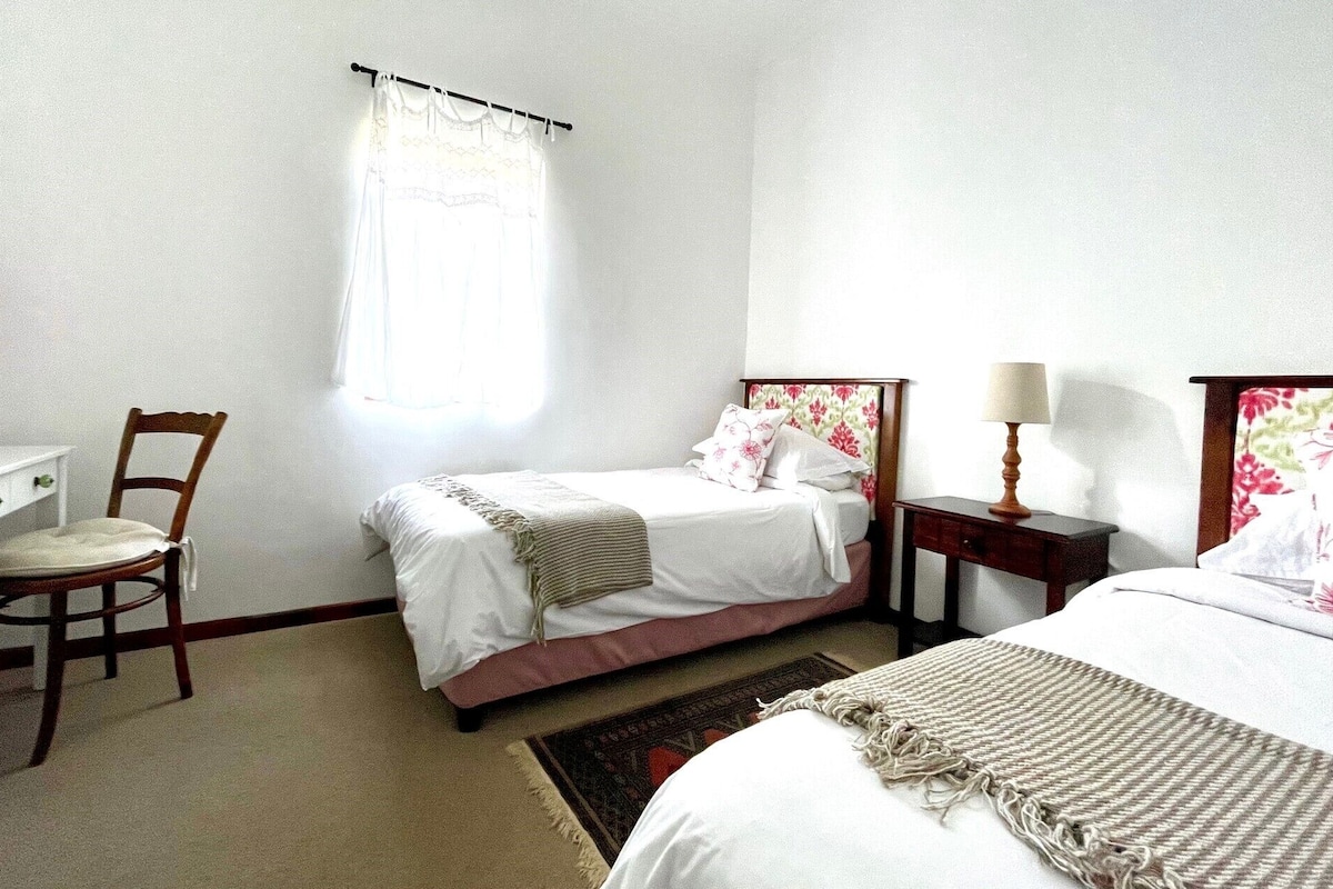 1 dormitorio, ropa de cama de alta calidad, escritorio y cunas gratuitas