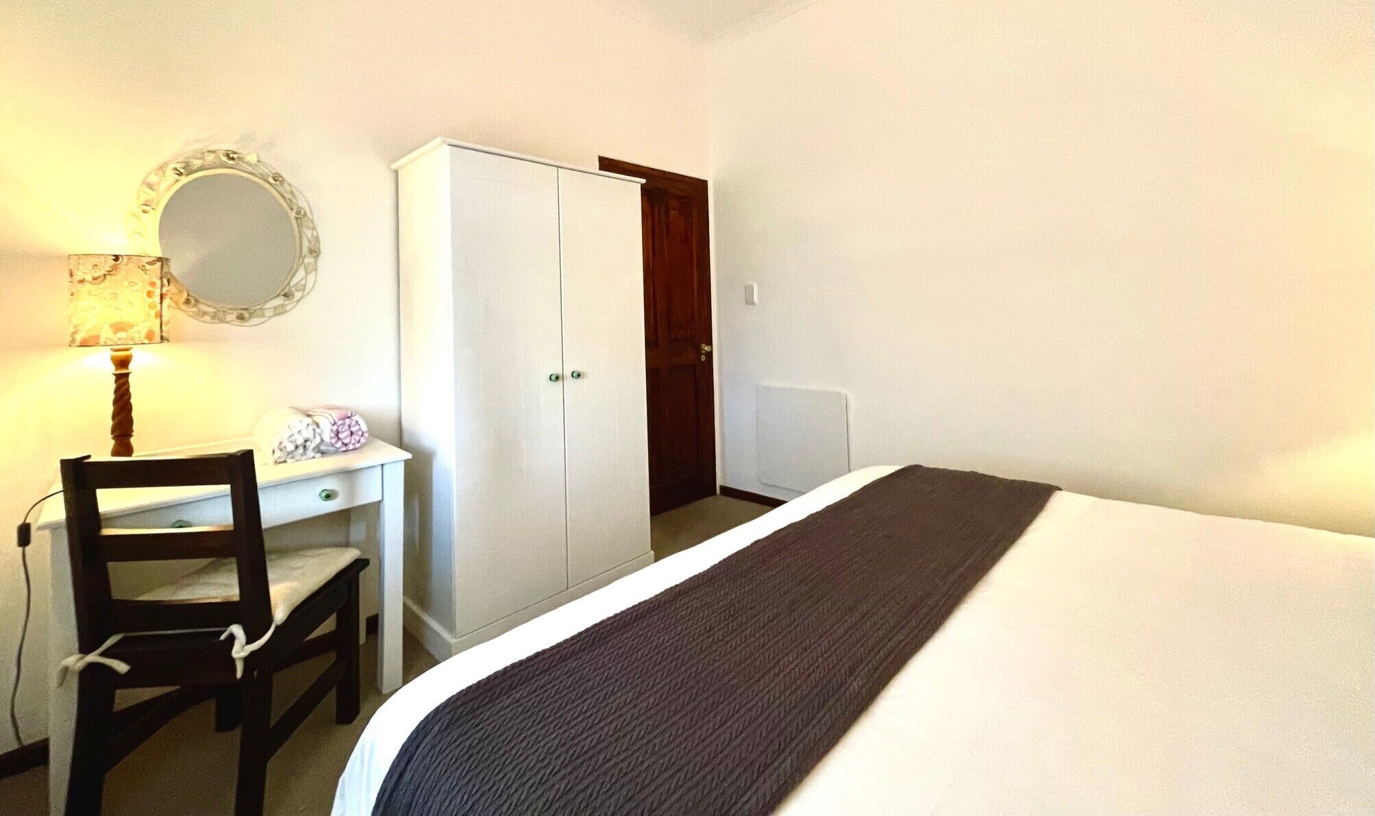 1 室のベッドルーム、高級寝具、デスク、ベビーベッド (無料)