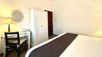 1 bedroom, premium bedding, desk, free cribs/infant beds