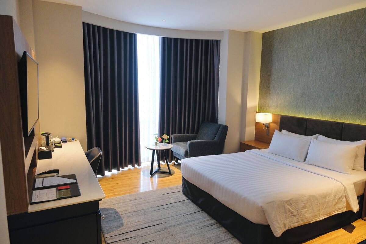 Galaxy Double View Ben Thanh Market | Bộ đồ giường cao cấp, minibar, bàn 