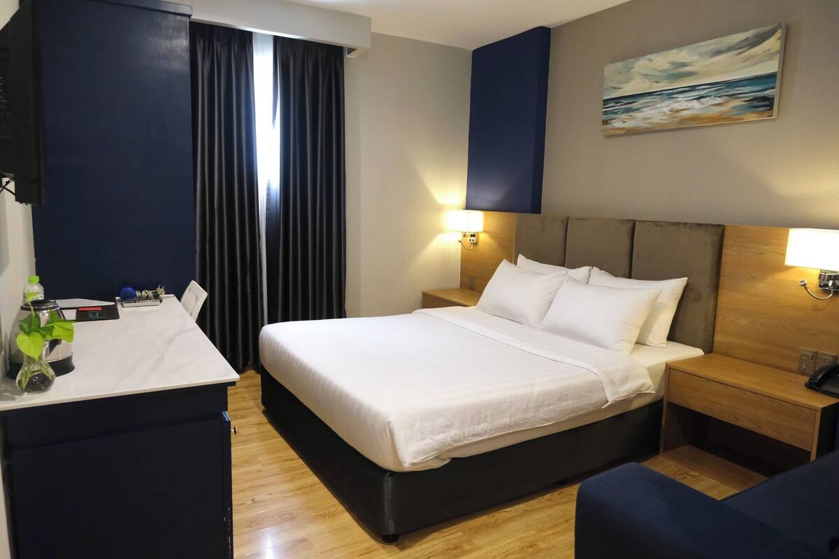 Deluxe Double or Twin Room | Bộ đồ giường cao cấp, minibar, bàn 