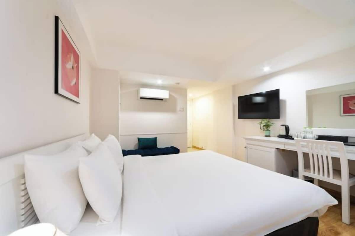 Premium bedding, minibar, desk, laptop workspace