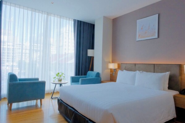 Galaxy Triple View Ben Thanh Market | Premium bedding, minibar, desk, laptop workspace