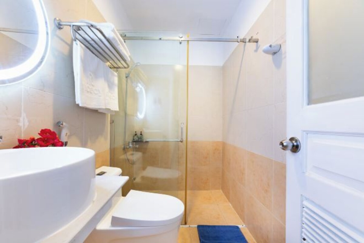 Een regendouche, designer toiletartikelen, een haardroger, pantoffels