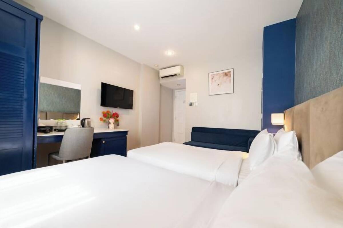 Bộ đồ giường cao cấp, minibar, bàn 