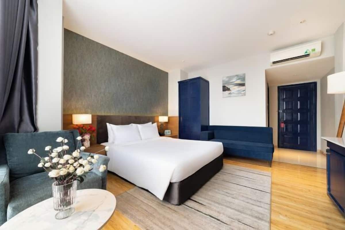 Premium bedding, minibar, desk, laptop workspace