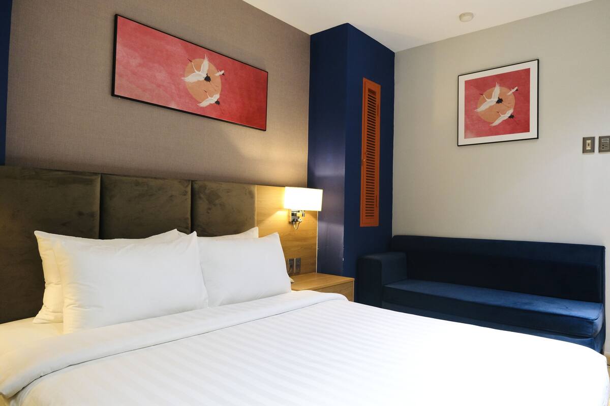 Bộ đồ giường cao cấp, minibar, bàn 