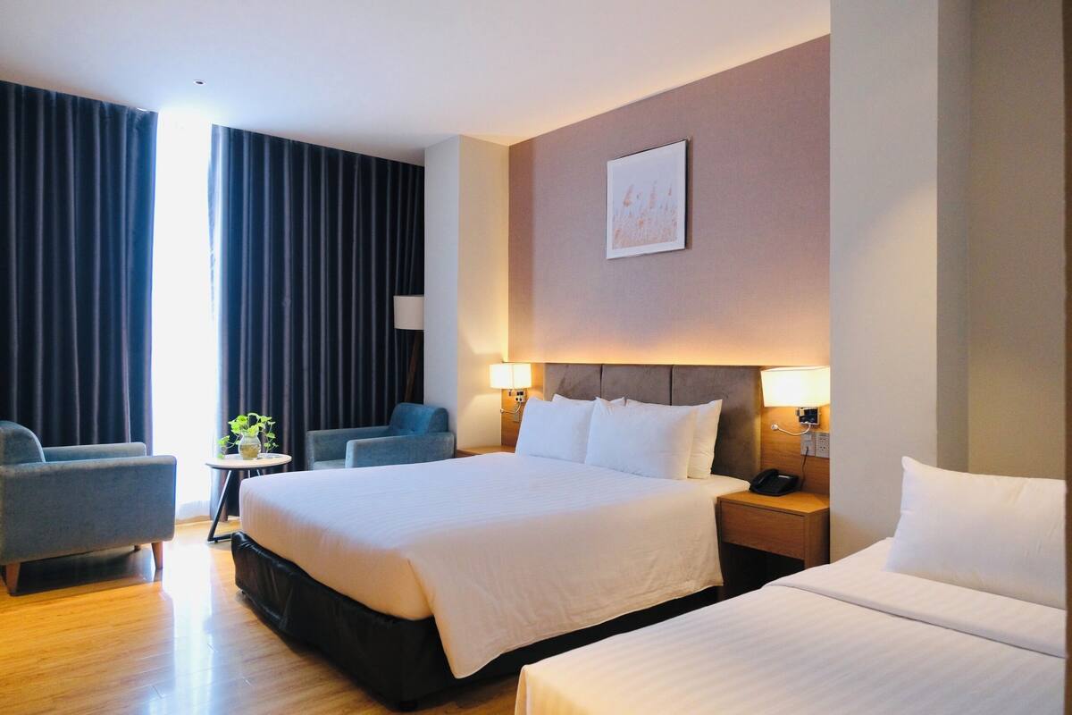 Galaxy Triple View Ben Thanh Market | Bộ đồ giường cao cấp, minibar, bàn 