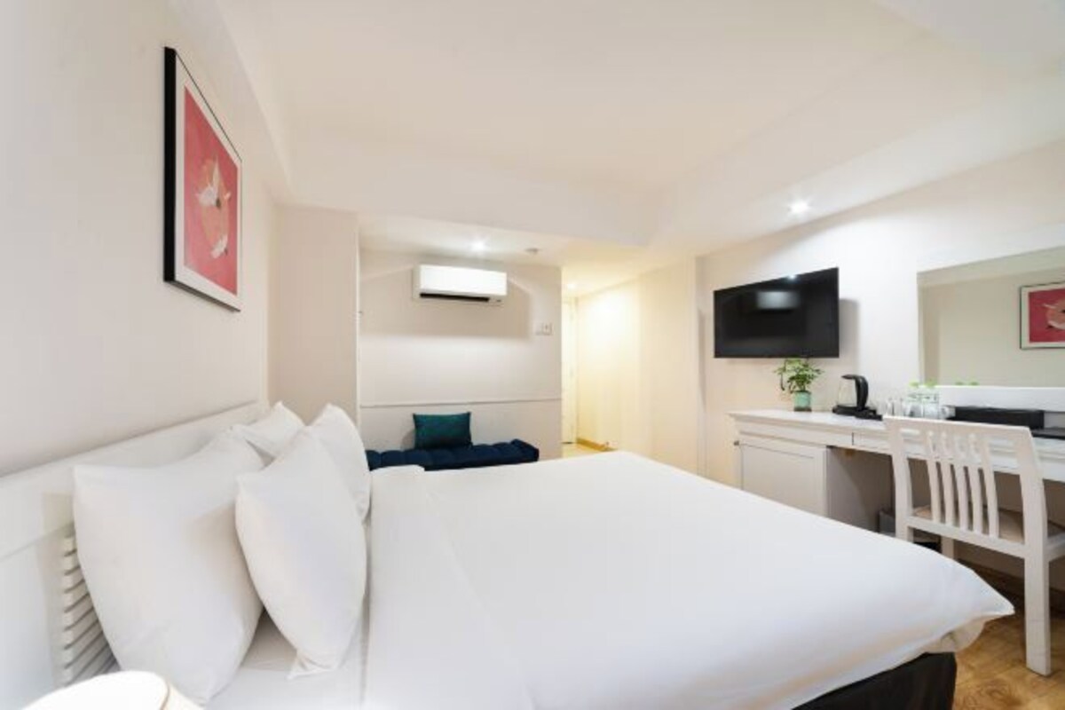 Luxe beddengoed, een minibar, een bureau, een laptopwerkplek