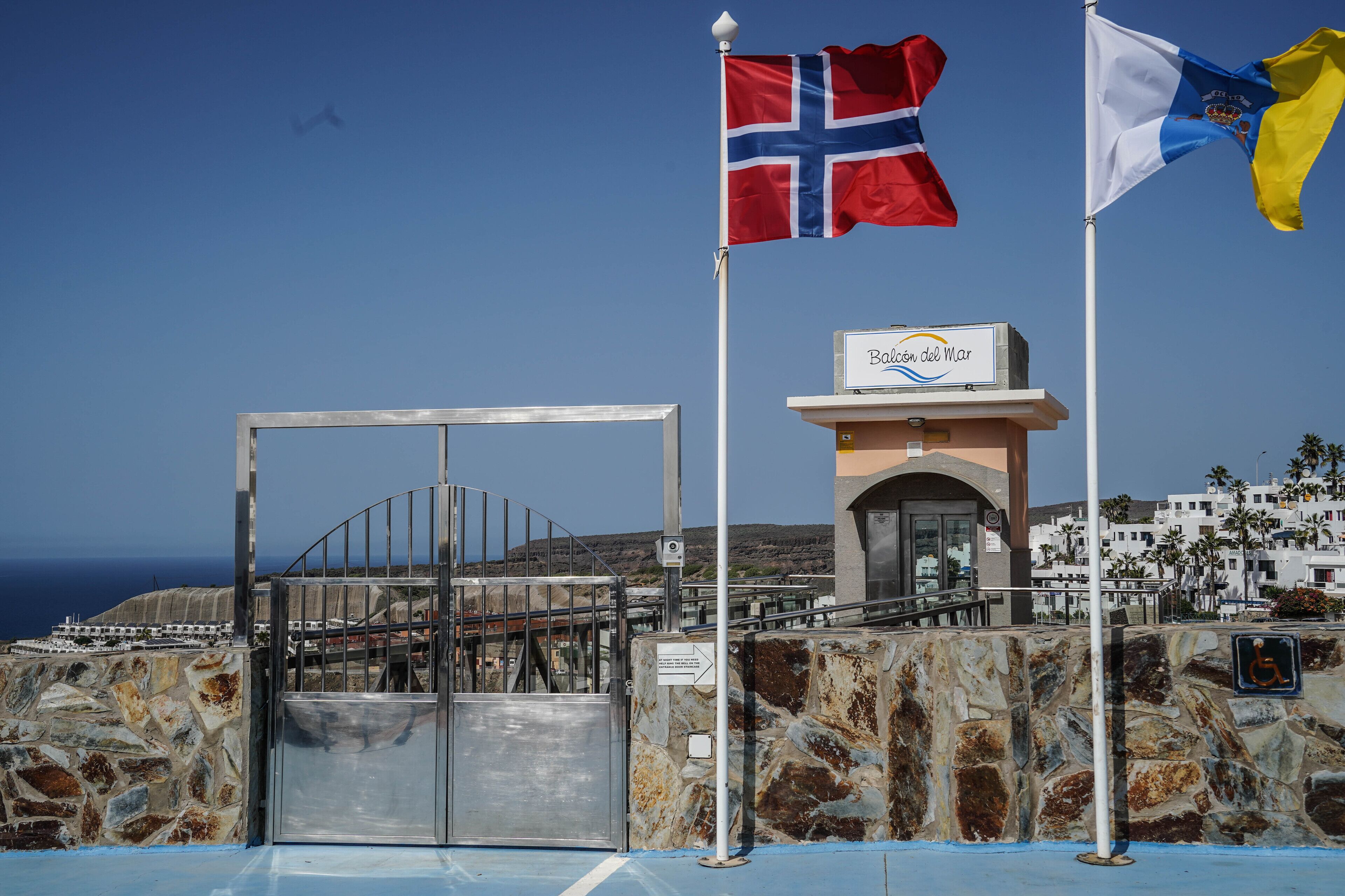 A coastal building with a sign reading "Ballón de Mar" and a metal gate.