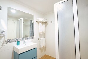 Shower, hair dryer, towels - Balcón del Mar (Puerto Rico)