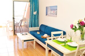 Familienapartment, 2 Schlafzimmer | Wohnbereich | 43-Zoll-Flachbildfernseher mit Satellitenempfang, Fernseher, Netflix