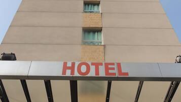 A hotel with a sign reading "HOTEL" and "Hotel Luni" below it.