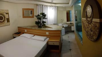 Luni Room | Minibar, in-room safe, desk, blackout drapes