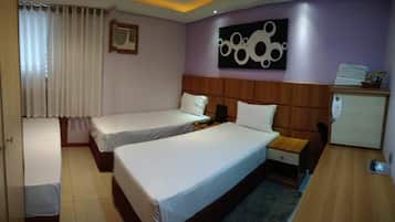 Minibar, coffres-forts dans les chambres, bureau, rideaux occultants