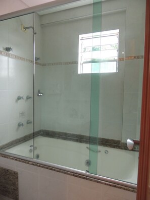 Luxury Room, Hot Tub | Deep-soaking bathtub - Hotel Luni (São Paulo)