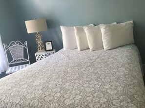 Room 4 Shared Bath 2nd Floor | Individually decorated, individually furnished, free WiFi, bed sheets - Lakeview House & Cottages (Laconia)
