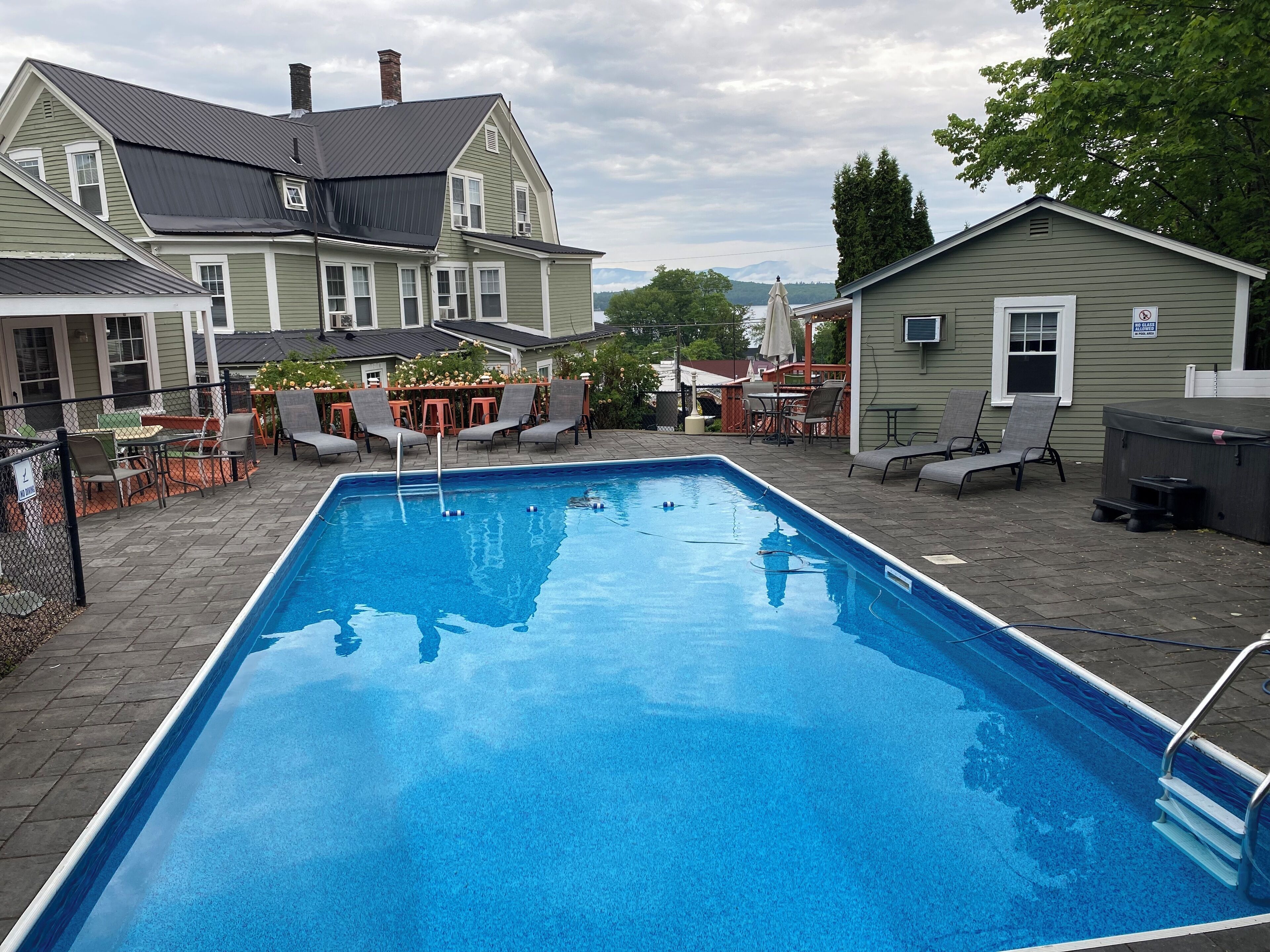 야외 수영장, 10:00 ~ 21:00 오픈, 일광욕 의자