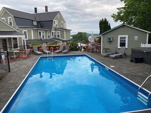 Außenpool, geöffnet von 10:00 Uhr bis 21:00 Uhr, Liegestühle