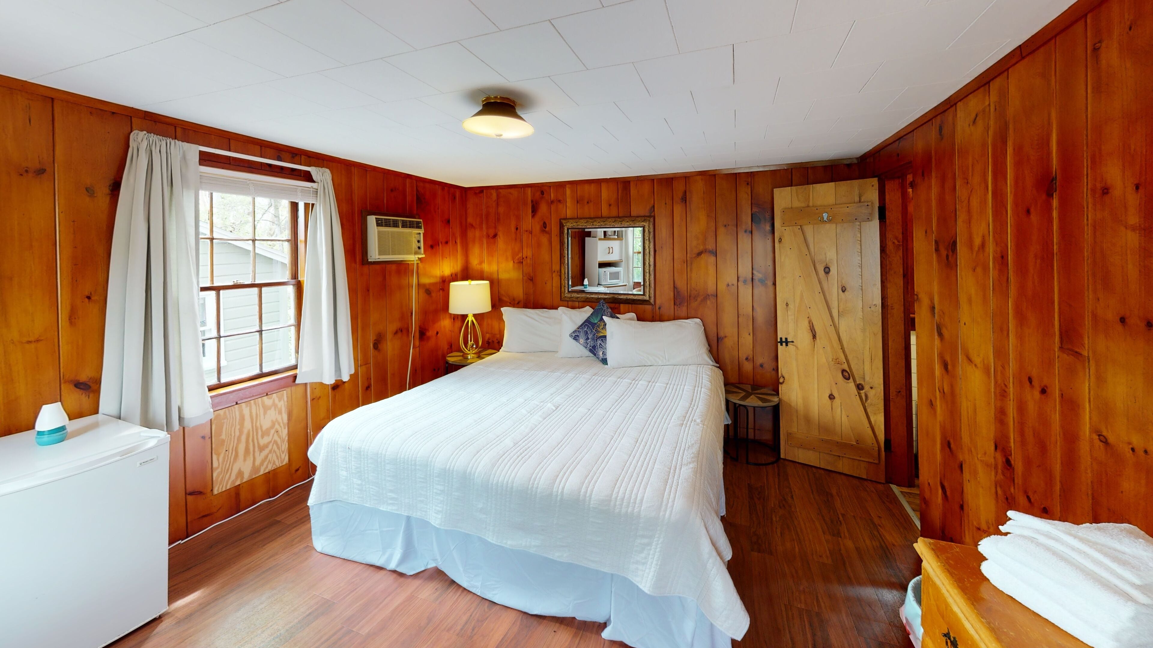 Casa de campo económica, 1 cama King size (Cottage 12 or 14) | Decoración personalizada, muebles diferentes y wifi gratis 