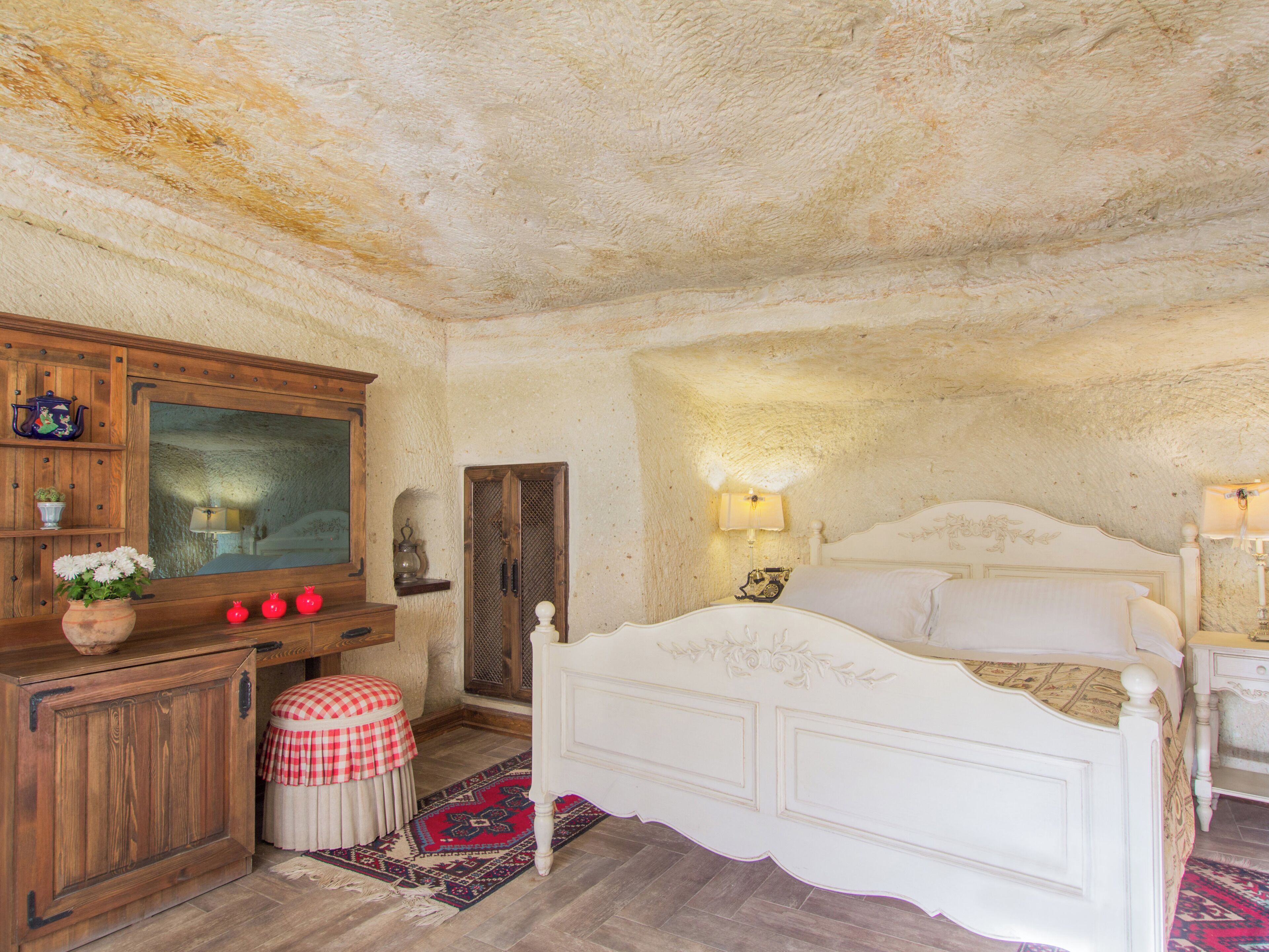 Deluxe Cave Suite | Minibar, in-room safe, individually decorated, individually furnished