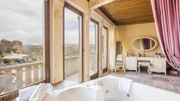 King Stone or Cave Suite | Jet tub