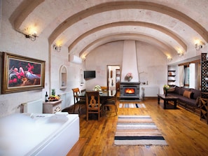 King Mansion Suite | Living area | 35-inch LCD TV with satellite channels, TV, books