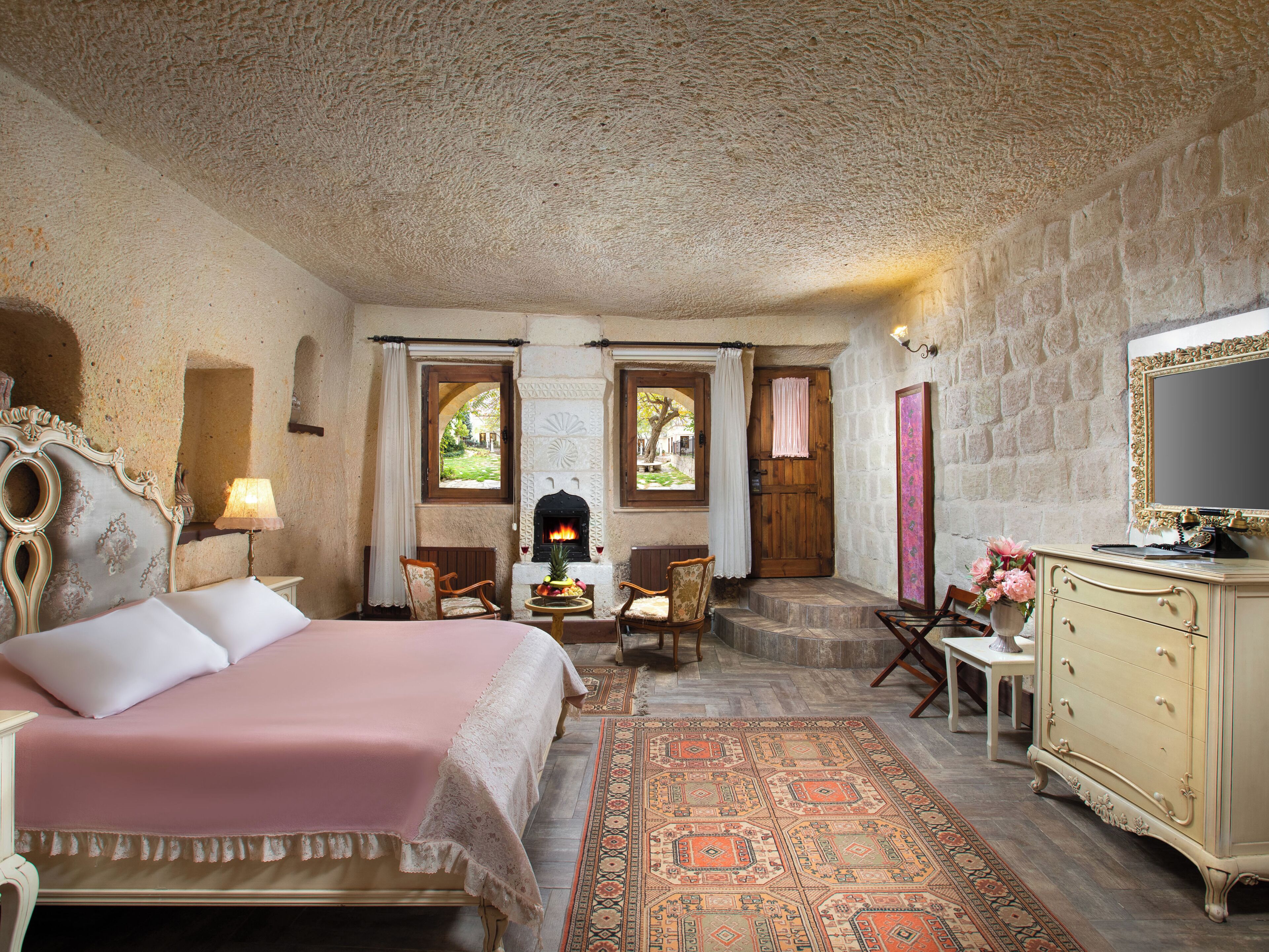 King Cave Suite | Minibar, in-room safe, individually decorated, individually furnished