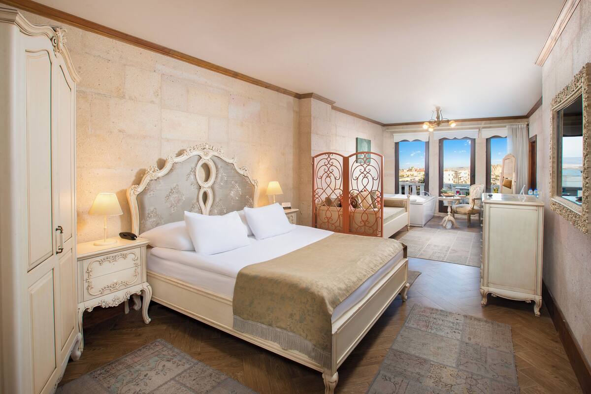 King Stone Suite | Minibar, in-room safe, individually decorated, individually furnished