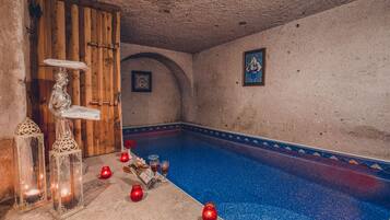 Honeymoon Royal Cave & Pool Suite | 1 Schlafzimmer, Minibar, Zimmersafe, individuell dekoriert