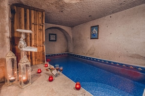 Honeymoon Royal Cave & Pool Suite | 1 makuuhuone, minibaari, tallelokero huoneessa