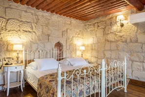 Deluxe Stone Room | 1 makuuhuone, minibaari, tallelokero huoneessa