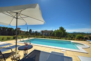 Outdoor pool, open 10:30 AM to 6:00 PM, pool umbrellas, sun loungers - The Green GuestHouse (Barolo)