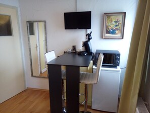 Chambre Double Standard, salle de bains privée | Restauration dans la chambre