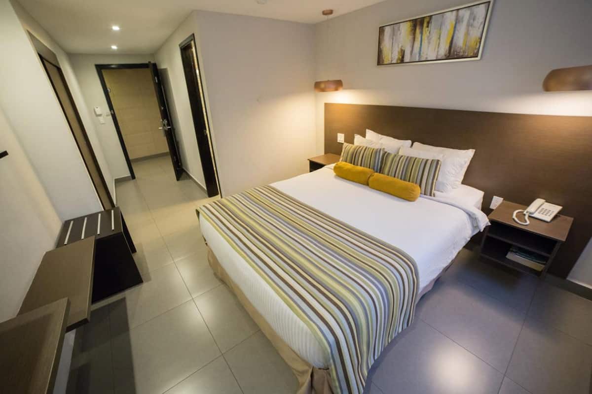 Standaard tweepersoonskamer, 1 queensize bed | Luxe beddengoed, een minibar, een kluis op de kamer