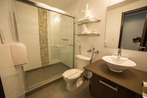 Een douche, gratis toiletartikelen, handdoeken