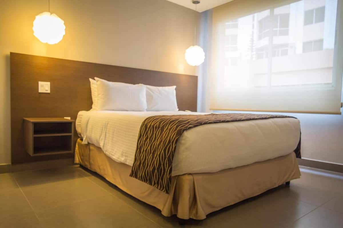 Luxe beddengoed, een minibar, een kluis op de kamer