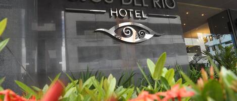 Un cartel de hotel con el nombre 'Ojos del Rio Hotel'.