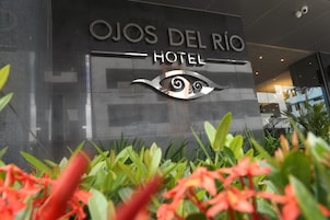 Un cartel de hotel con el nombre 'Ojos del Rio Hotel'.