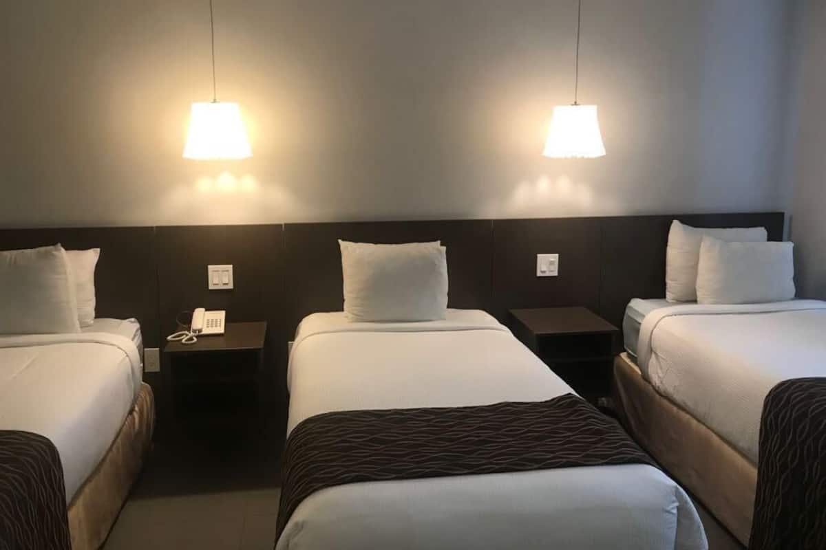 Luxe beddengoed, een minibar, een kluis op de kamer