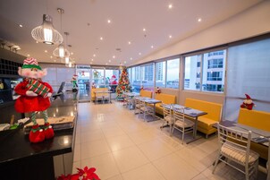 Se sirven desayunos, almuerzos y cenas; cocina internacional