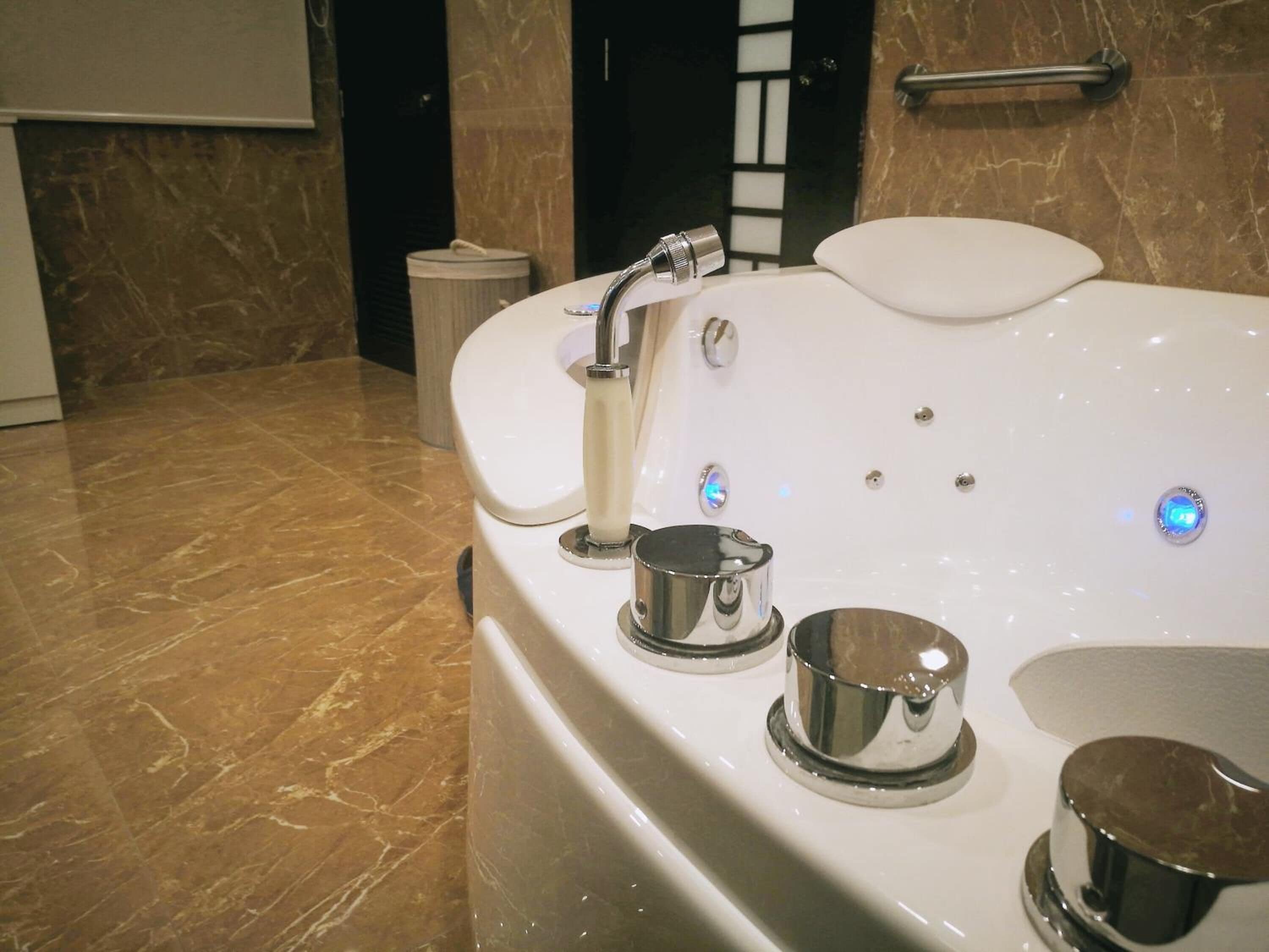 presidential studio suite | bathroom | shower, free toiletries, towels