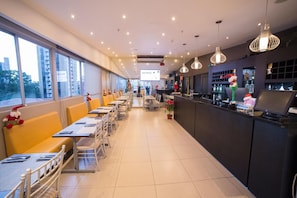 Serveert ontbijt, lunch, diner, internationale gerechten