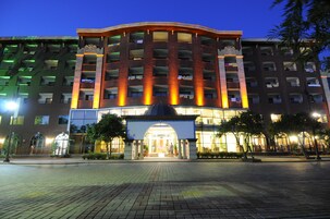 Fachada de la propiedad por la tarde o noche