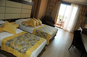 Kolmen hengen huone | Ilmaiset minibaarituotteet, tallelokero huoneessa, ilmainen Wi-Fi