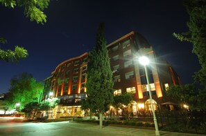 Majoituspaikan julkisivu illalla/yöllä