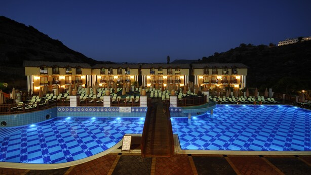 屋内プール、2 つの屋外プール、プール パラソル、サンラウンジャー