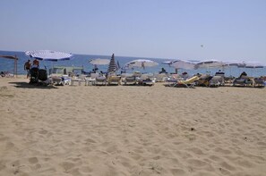 Privatstrand in der Nähe, Liegestühle, Sonnenschirme, Strandbar