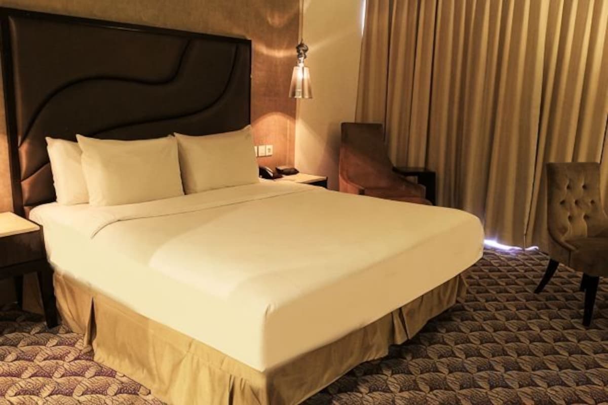 Egyptian cotton sheets, in-room safe, desk, laptop workspace