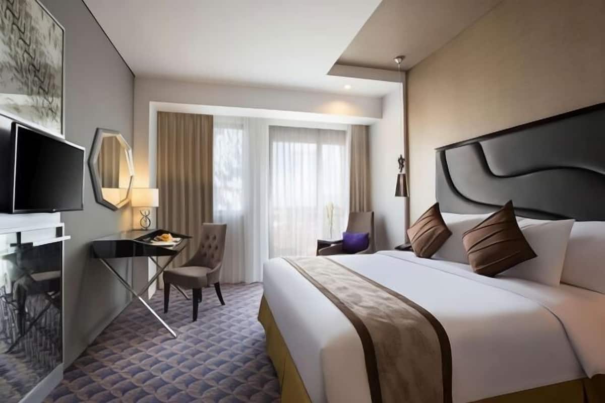 Egyptian cotton sheets, in-room safe, desk, laptop workspace